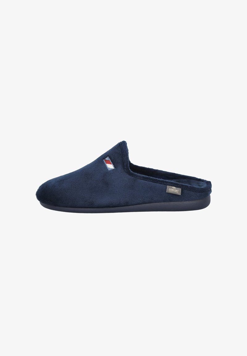 Zapatilla de felpa azul marino con punta redonda, parte trasera abierta y detalle de logo bordado en el lateral. Textura suave con suela de goma.
