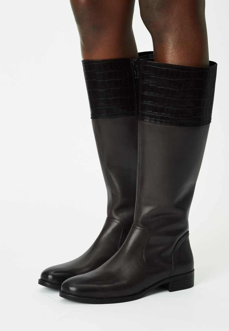 Botas de cuero negras hasta la rodilla con un ribete brillante de patrón de cocodrilo en la parte superior y un tacón bajo en bloque, con un acabado suave.