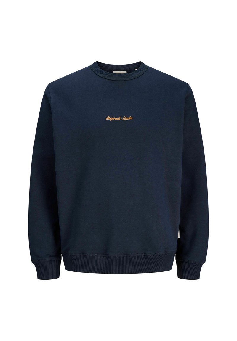 Marineblauwe sweatshirt van zacht materiaal, met een ronde hals, ribgebreide manchetten en subtiele oranje geborduurde tekst aan de voorkant.