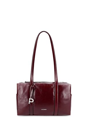 Dunkelrote Lederhandtasche mit doppelten langen Henkel, silbernem Reißverschluss und einem silbernen "P"-Anhänger, der am vorderen Riemen hängt.