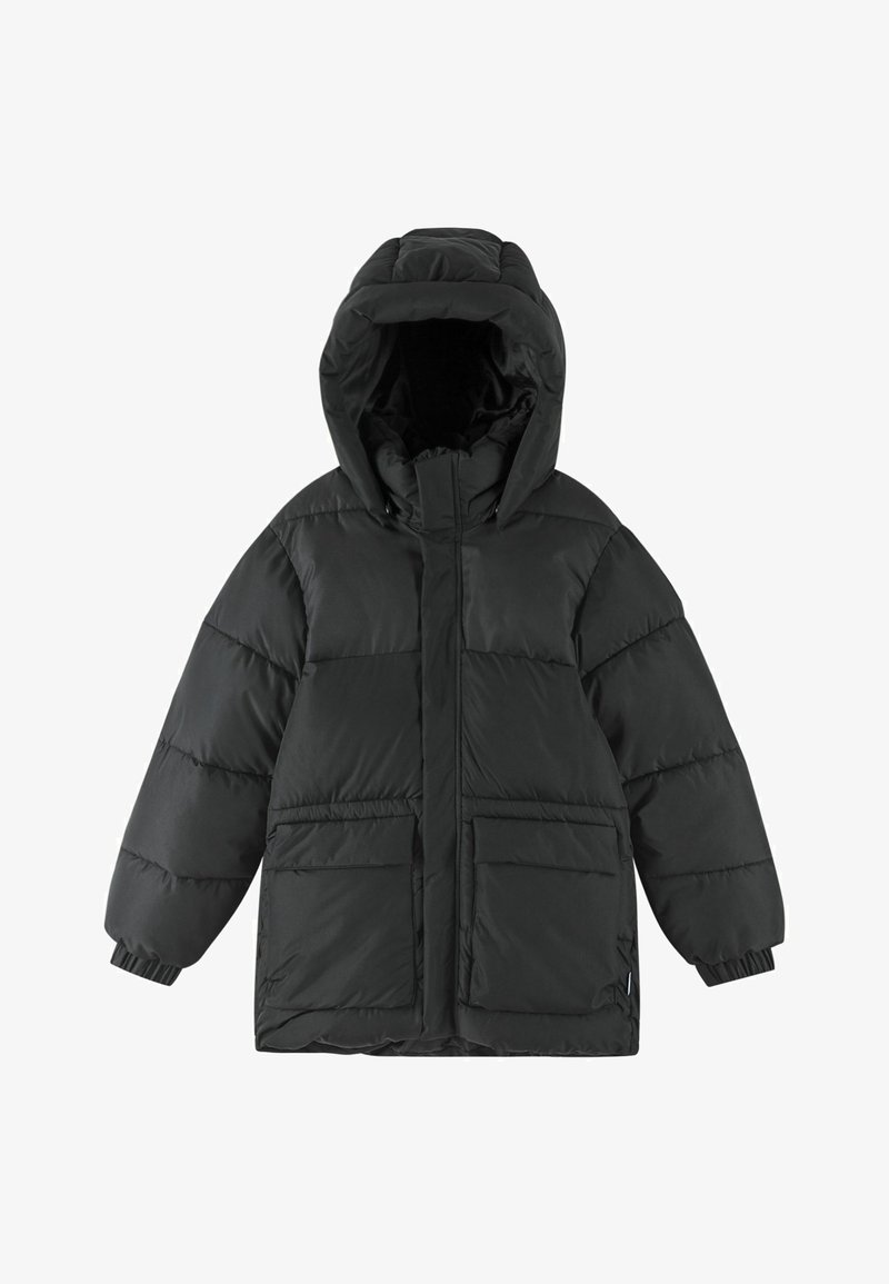 Zwarte gewatteerde winterjas met capuchon, front-rits, elastische manchetten en twee voorzakken met flap, ontworpen voor warmte en bescherming.