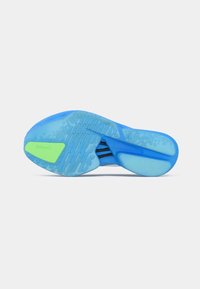 Μπλε σόλα αθλητικού παπουτσιού, με κατασκευή από υφασμάτινη καουτσούκ που διαθέτει υφή, πράσινη λεπτομέρεια και διαφανή τμήματα. Ελαφρύ και ευέλικτο σχέδιο.