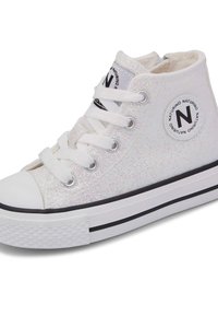 Białe sneakersy typu high-top z błyszczącym wykończeniem, okrągłym noskiem, czarnym paskiem i łatką z logo. Sznurówki są białe; teksturowana podeszwa z gumy.