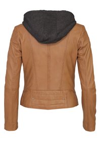 Veste en cuir marron avec une capuche en polaire gris foncé. Présente un design ajusté, des coutures verticales et une poche au dos avec un accent en bouton.