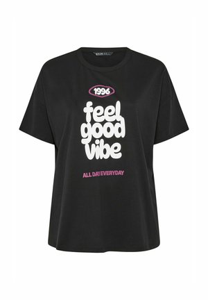 Zwart T-shirt met korte mouwen met witte tekst "feel good vibe," paarse "1996" erboven en paarse "ALL DAY EVERYDAY" onder de hoofdtekst.