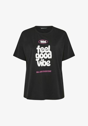 Schwarzes T-Shirt mit kurzen Ärmeln und weißem Text "feel good vibe", darüber in Lila die Zahl "1996" und darunter in Lila der Schriftzug "ALL DAY EVERYDAY".