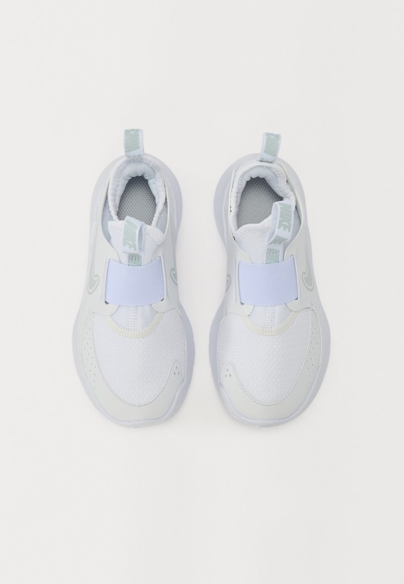 Zapatillas deportivas de color azul claro con material de malla y sintético, que cuentan con una amplia correa de velcro, suela duradera y un interior acolchado para mayor comodidad.