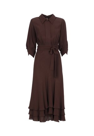 Abito midi marrone scuro con colletto piegato, maniche a sbuffo a tre quarti, cintura a fiocco in vita e orlo a volant a strati.