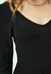 Desires LEILA - Vabalt langev kleit - black