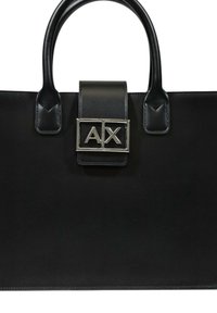 Juodas odinis maišas su dviem suapvalintais rankenomis, sidabro spalvos detalėmis ir išryškintu priekinio užsegimo elementu su "AX" logotipo detale.