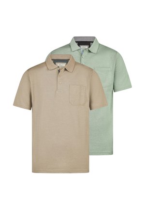Twee polo's met korte mouwen, één beige en één lichtgroen, beide met een kraag, drie knopen en een borstzakje, op een witte achtergrond.