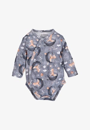 Grijs longsleeve rompertje van zachte katoen met een speels patroon van vossen, manen en wolken in pastelkleuren. Drukknopen sluiting.