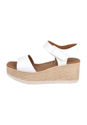 Sandalias de plataforma blancas con parte superior texturizada, doble tira y tacón cuña envuelto en cuerda natural. Plantilla marrón con detalle de logo.