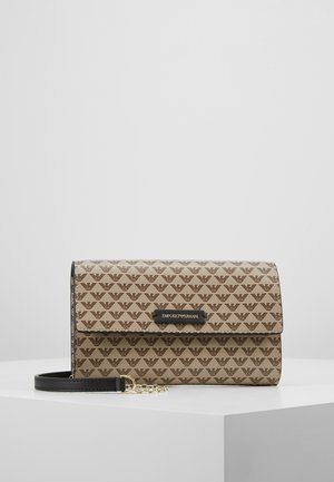 Beżowa kopertówka Emporio Armani z brązowym wzorem logo, czarnym paskiem na nadgarstek i złotym łańcuszkiem na białym pedestale na jednolitym tle.