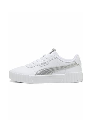 Baskets basses blanches avec une rayure argentée, lacets sur le devant et semelle texturée, vues de côté sur fond blanc.