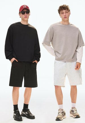 Bershka, 2-PACK OF BERMUDA SHORTS - Pantalon de survêtement - white