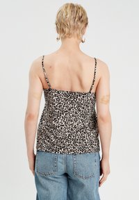 Cami-Oberteil mit Leopardenmuster, aus leichtem Stoff gefertigt, hat dünne Träger und eine lockere Passform, ergänzt durch einen geraden Saum.