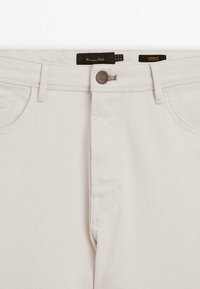 Vaaleanbeiget kapealahkeiset farkut, valmistettu puuvillakankaasta, napillinen kiinnitys, viisi taskua ja hienovarainen vinoraitainen kuvio.