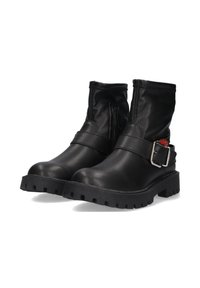 Botas negras de cuero hasta el tobillo con suela resistente, con una correa y detalle de hebilla plateada. Textura suave con cierre de cremallera en el costado.