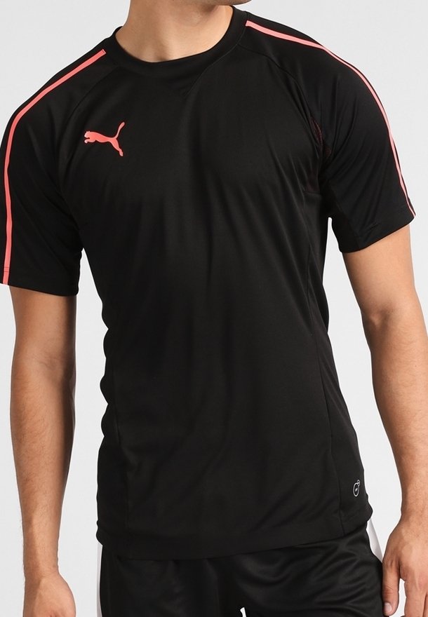 Camiseta atlética negra con franjas rosas en los hombros y un logo de Puma en el pecho. Fabricada con tela ligera y transpirable. Mangas cortas.