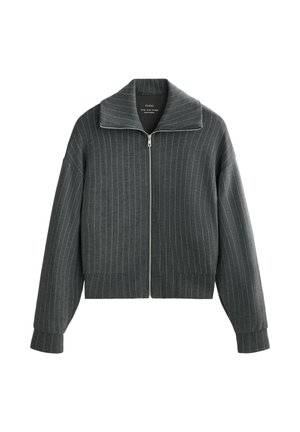 Sivi zip-up jakna s širokim ovratnikom, vertikalnim bijelim prugama, skraćenim dizajnom i prednjim džepovima. Napravljena je od mekane, teksturirane tkanine.