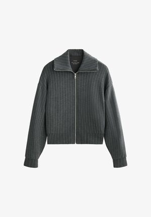 Giacca grigia con zip, colletto ampio, strisce bianche verticali, design corto e tasche frontali. Realizzata in un tessuto morbido e testurizzato.