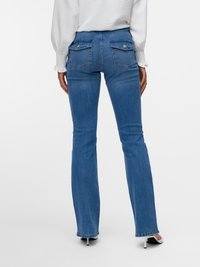 Blå denim flared jeans med mid-rise liv, baklommer med knappdetaljer, og en ren søm. Glatt tekstur og tettsittende design.