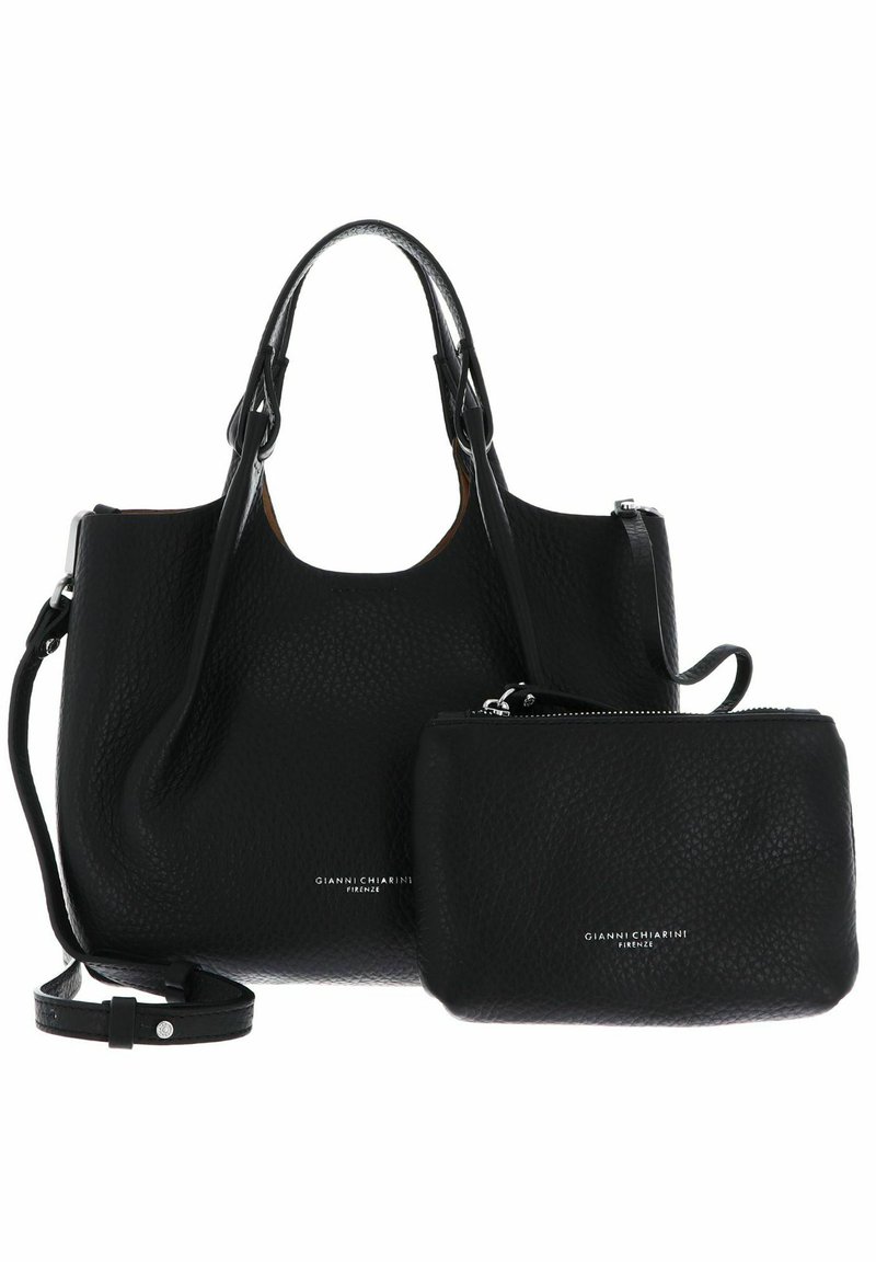 Borsa tote in pelle nera con una finitura testurizzata, dotata di due manici, una tracolla rimovibile e una piccola pochette con zip coordinata.