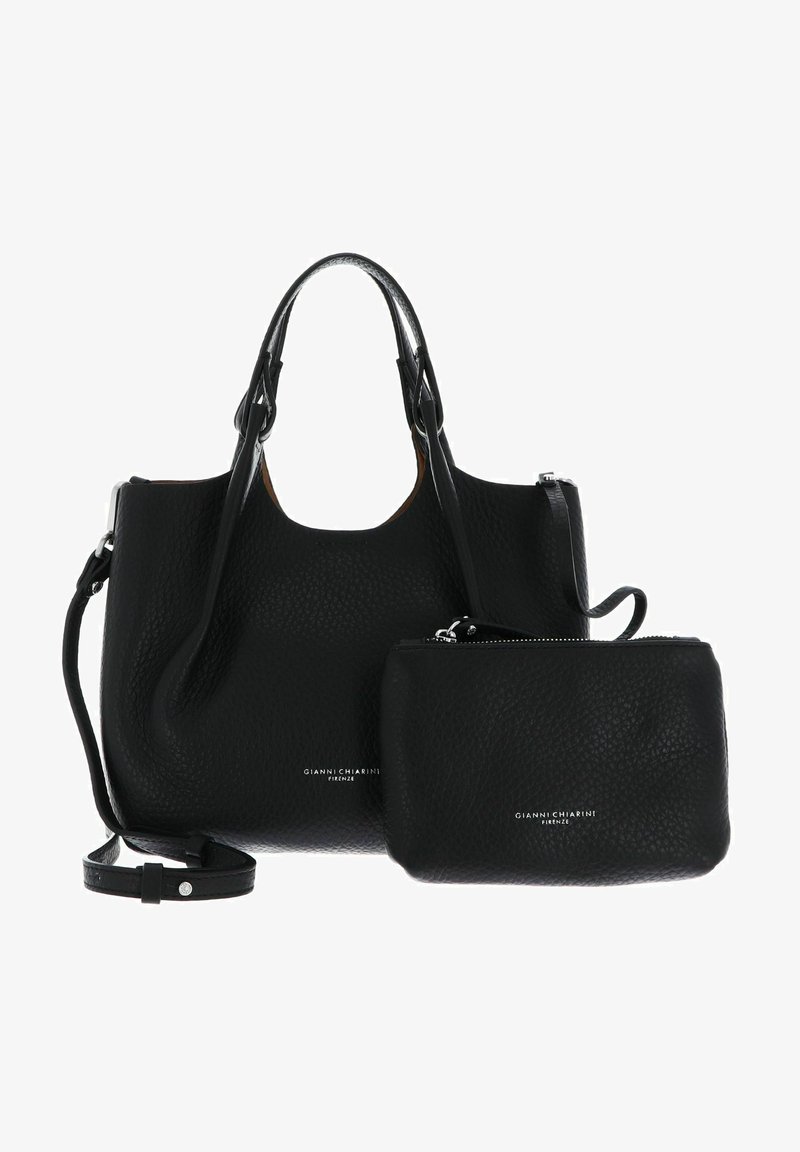 Borsa tote in pelle nera con una finitura testurizzata, dotata di due manici, una tracolla rimovibile e una piccola pochette con zip coordinata.