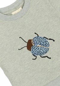 Sweatshirt gris avec un design de scarabée brodé en bleu et noir, dotée d'une tête marron. Encolure et poignets côtelés.