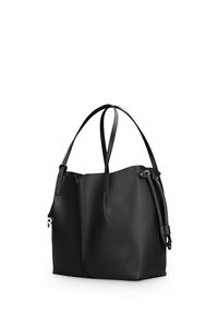 Zwarte lederen tote bag met een gestructureerde afwerking, twee lange handvatten en verstelbare zijriemen; minimalistisch ontwerp met een zilveren accent.