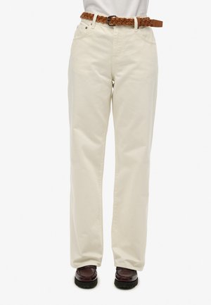 Hvide, lige ben bukser med høj talje, parret med et brunt, flettet bælte. Tekstureret stof og to forlommer er synlige.