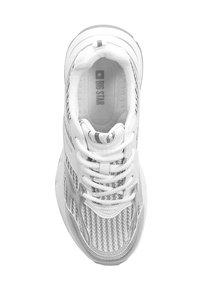 Białe buty sportowe z siateczkową cholewką, ozdobione falistymi wzorami, okrągłym czubkiem, wyściełanym kołnierzem oraz sznurowadłami umieszczonymi na środku przodu.