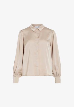 Blouse en satin beige à manches longues avec col pointu, fermeture boutonnée sur le devant, manches bouffantes froncées et larges poignets.