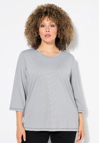 Maglietta a maniche lunghe grigia a righe con scollatura arrotondata e vestibilità rilassata. Realizzata in tessuto morbido, presenta cuciture a contrasto e maniche lunghe fino al gomito.