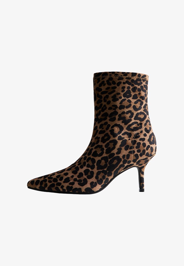 Botín de tobillo de estampado de leopardo con punta afilada, hecho de tela suave, con un tacón fino y altura hasta la mitad de la pantorrilla.