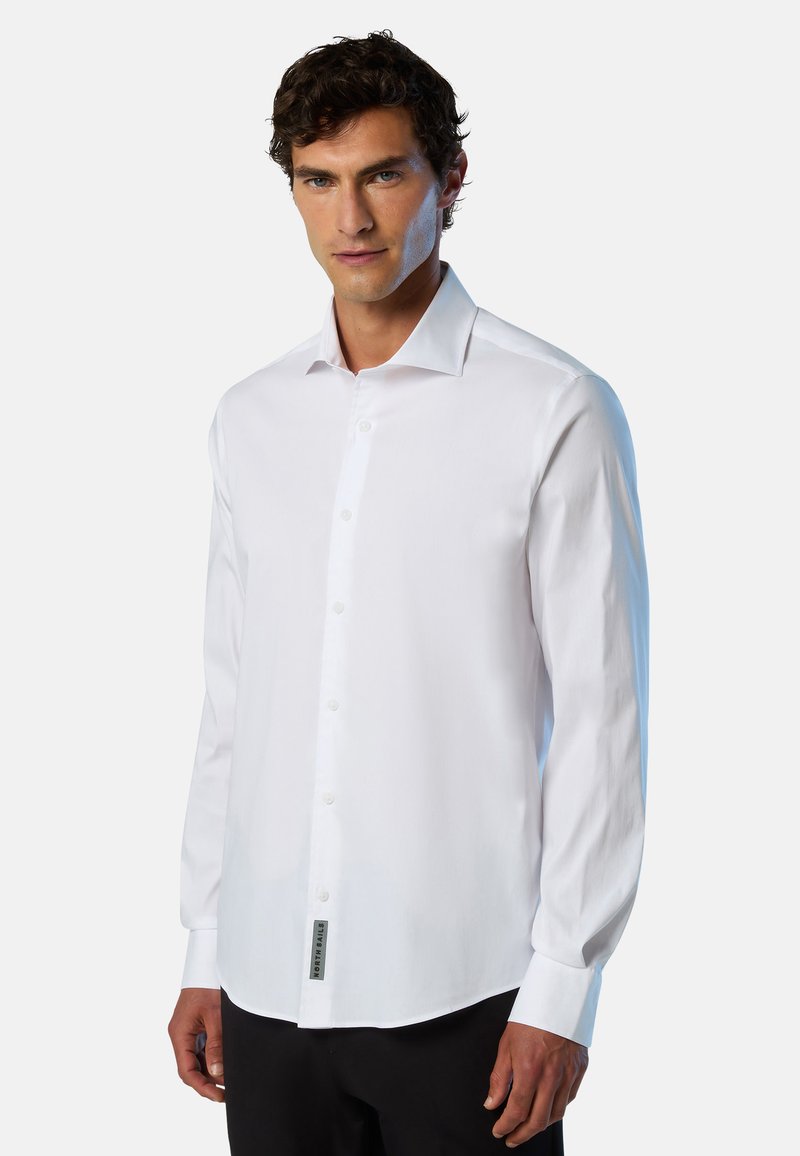 Weißes Langarm-Hemd mit Knöpfen aus glattem Stoff, das einen klassischen Kragen, Frontknöpfe und ein Etikett am Saum aufweist.