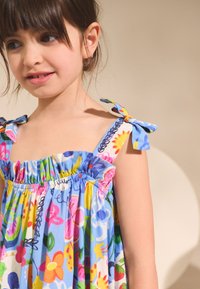 Next REGULAR FIT - BOW STRAPPY SUMMER - Vardagsklänning - blue tropical