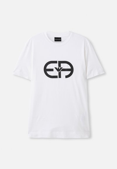 Tricou alb din bumbac, cu un logo grafic mare negru în centru. Mâneci scurte și decolteu rotund. Design simplu, textură moale.