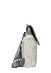 Bolso tipo mensajero con un patrón geométrico en beige claro y gris, con una solapa gris, correa ajustable y textura suave.