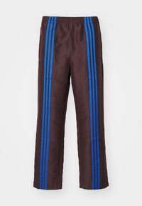 Pantaloni marroni con un motivo testurizzato, dotati di due bande laterali blu e una vita elastica per il comfort. Design a gamba larga e dritta.