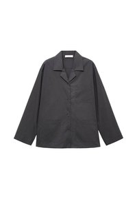Camisa gris oscuro hecha de tela suave. Presenta un cuello con muescas, mangas largas, cierre frontal de botones y dos grandes bolsillos delanteros.