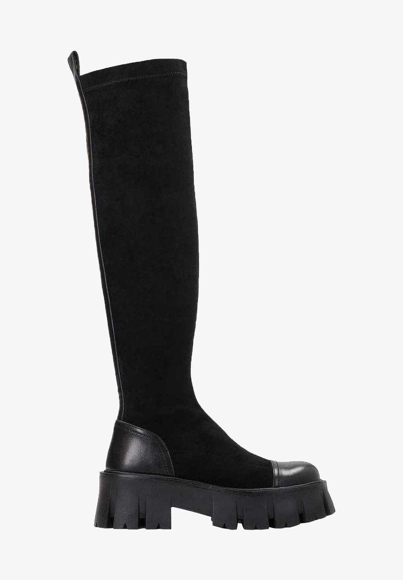 Knee-high mustad saapad, millel on nubukist pealne, nahkdetailid, paks platvormkand ja sile disain minimaalsete õmblustega.