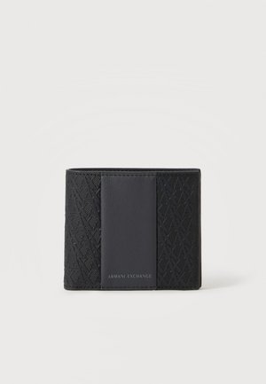 Crni kožni novčanik sa teksturiranim stranama i srebrnim logotipom "Armani Exchange" na glatkoj središnjoj ploči, prikazan na bijeloj pozadini.
