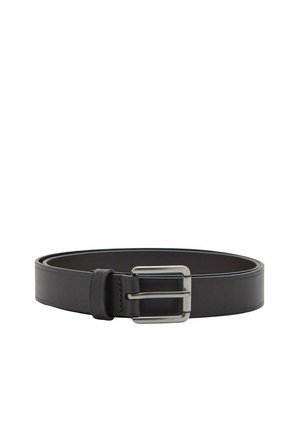 Ceinture en cuir noir roulée avec une boucle carrée en métal argenté sur fond blanc.