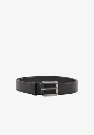 Ceinture en cuir noir roulée avec une boucle carrée en métal argenté sur fond blanc.