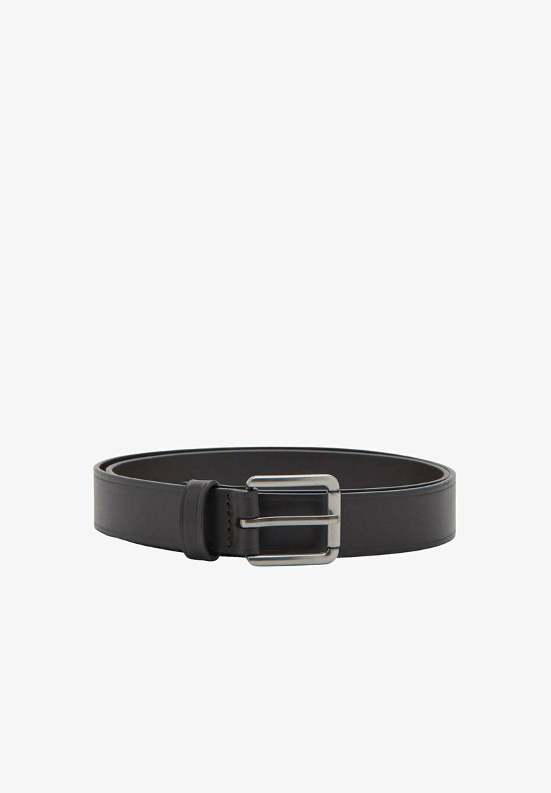 Ceinture en cuir noir roulée avec une boucle carrée en métal argenté sur fond blanc.