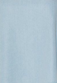 Tecido azul claro com uma textura suave, apresentando um padrão de trançado subtil. O material parece respirável e ligeiramente leve.