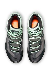 Scarpe da hiking con un design grigio scuro e nero, lacci verde menta, tessuto testurizzato e un accento arancione sulla soletta. Presentano occhielli in metallo.