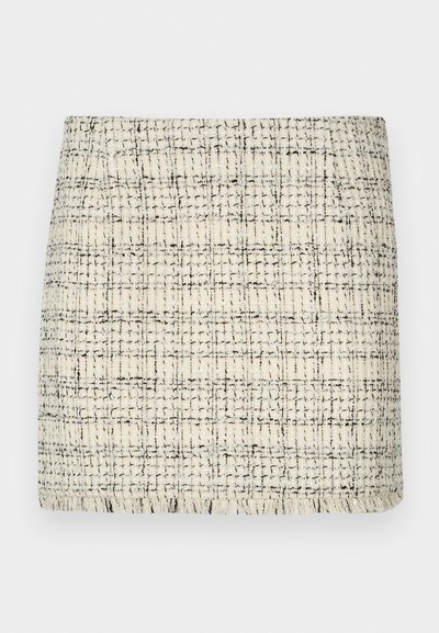 Tweed miniskirt i creme og sort, med et tekstureret mønster, lige snit og frynset kant for detaljens skyld.